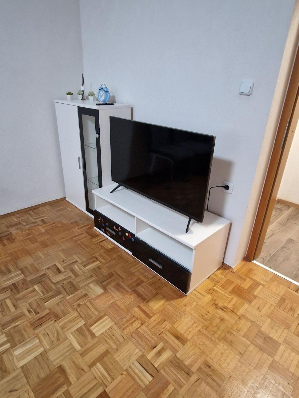 Apartma-Sobe Lejla Vipava Esterno foto