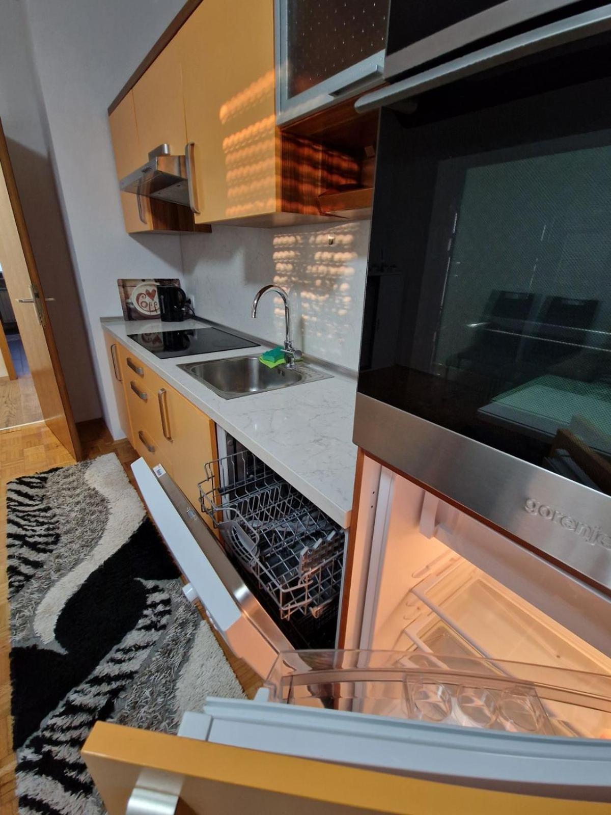 Apartma-Sobe Lejla Vipava Esterno foto
