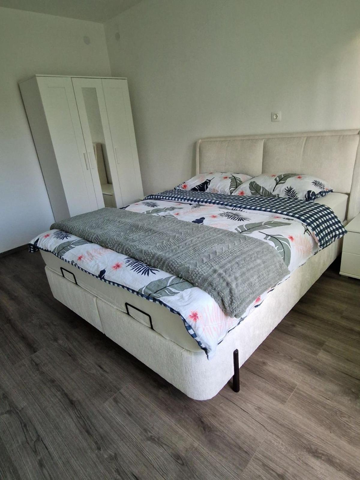 Apartma-Sobe Lejla Vipava Esterno foto