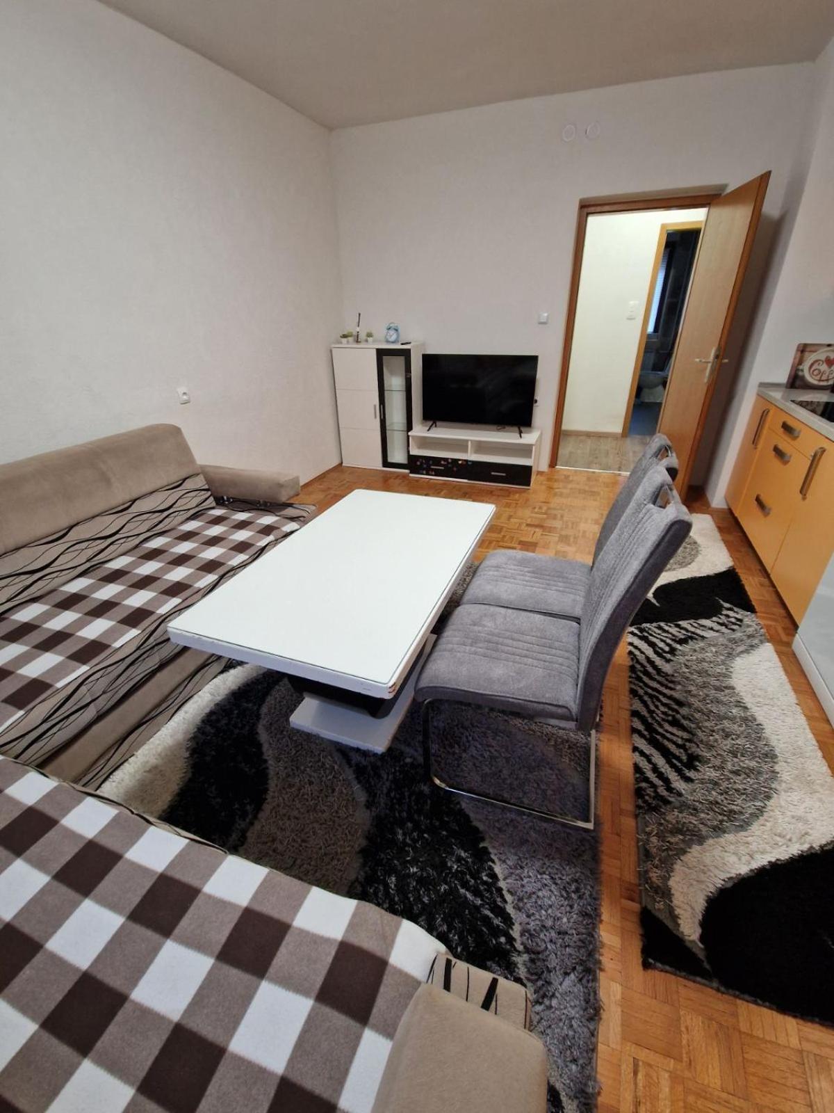 Apartma-Sobe Lejla Vipava Esterno foto