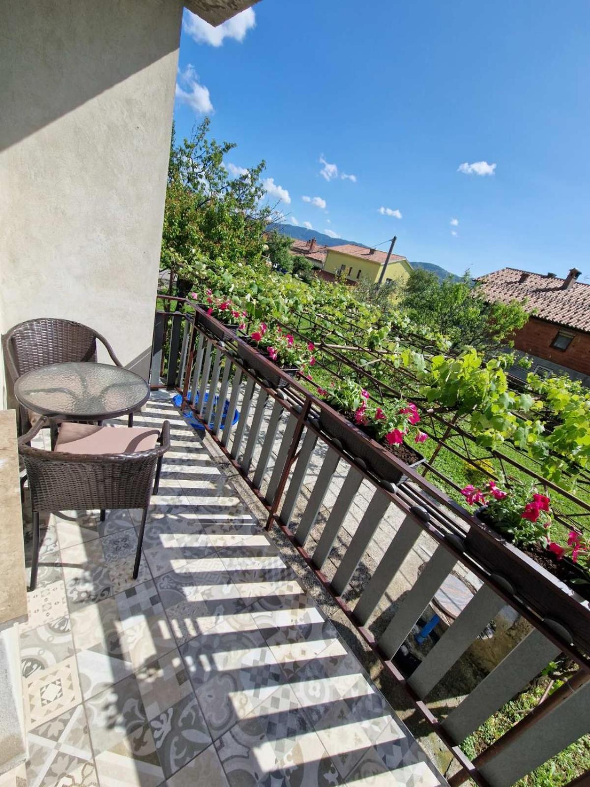 Apartma-Sobe Lejla Vipava Esterno foto