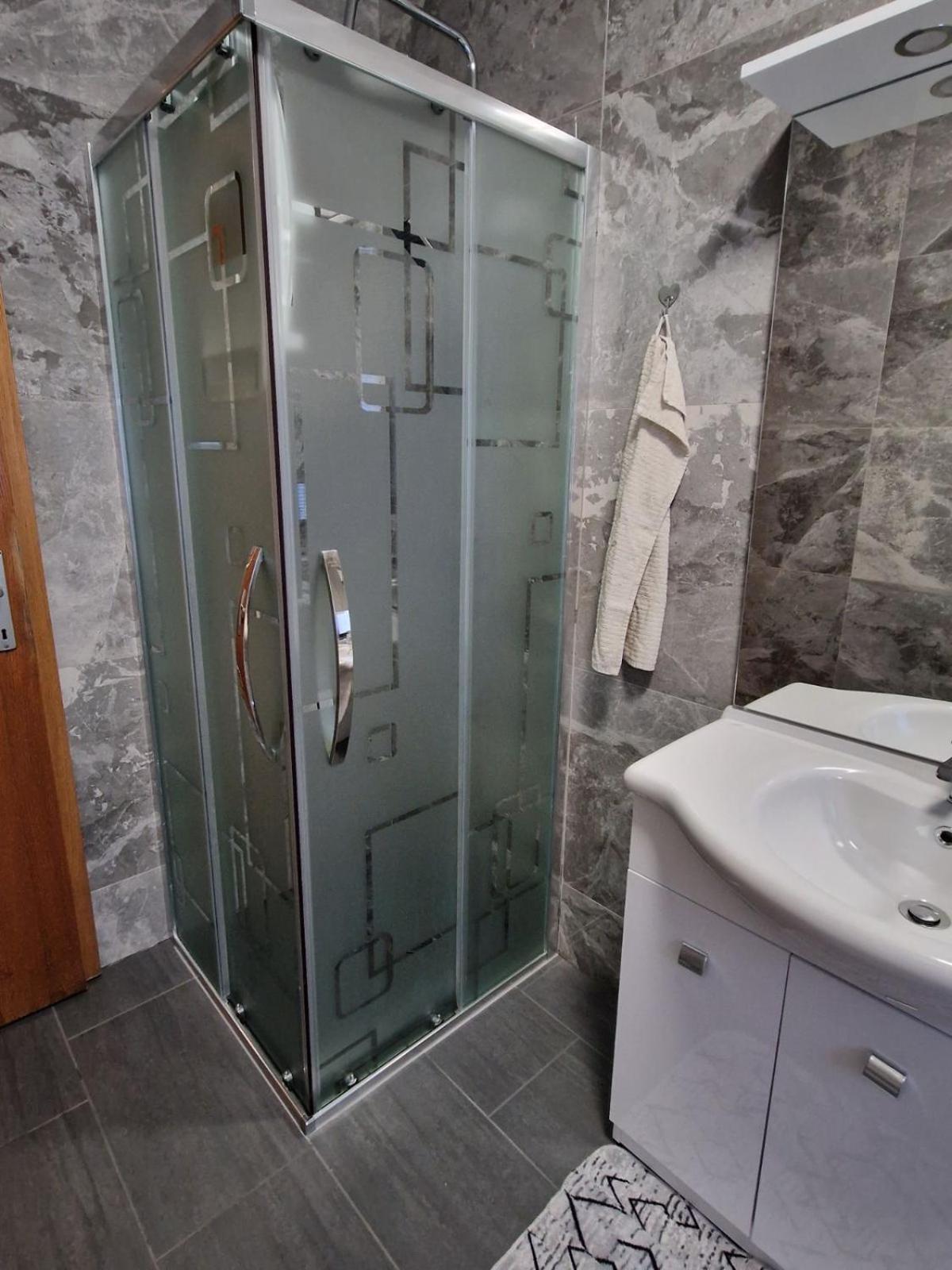 Apartma-Sobe Lejla Vipava Esterno foto