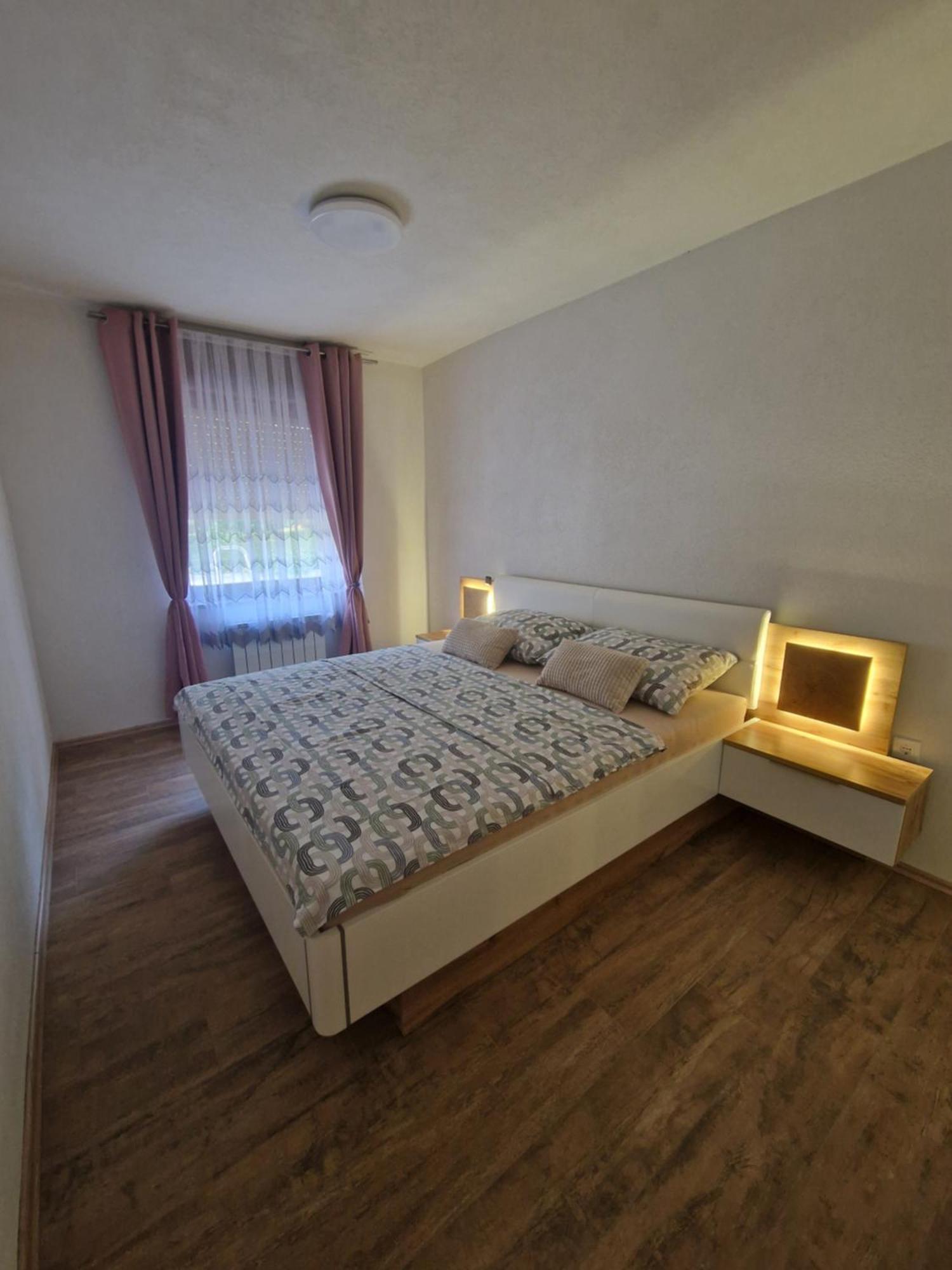 Apartma-Sobe Lejla Vipava Esterno foto