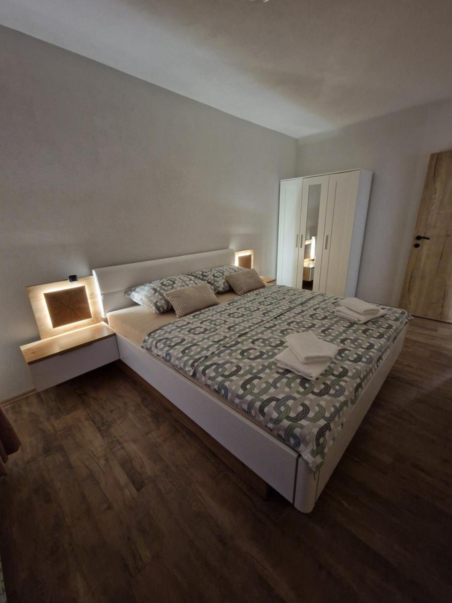 Apartma-Sobe Lejla Vipava Esterno foto