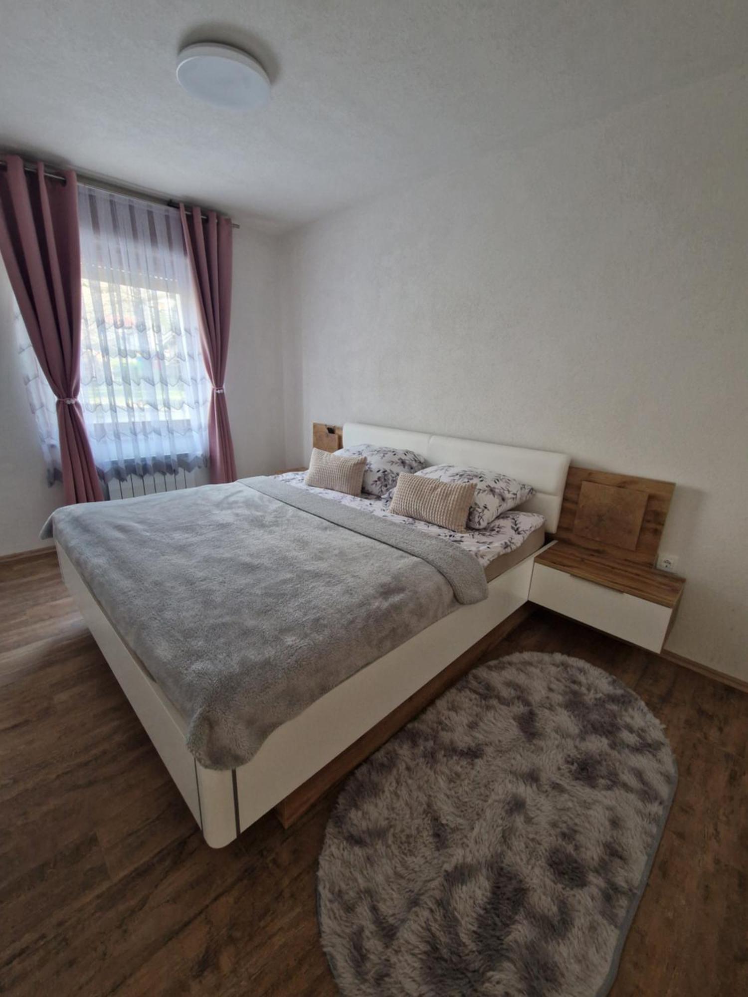 Apartma-Sobe Lejla Vipava Esterno foto