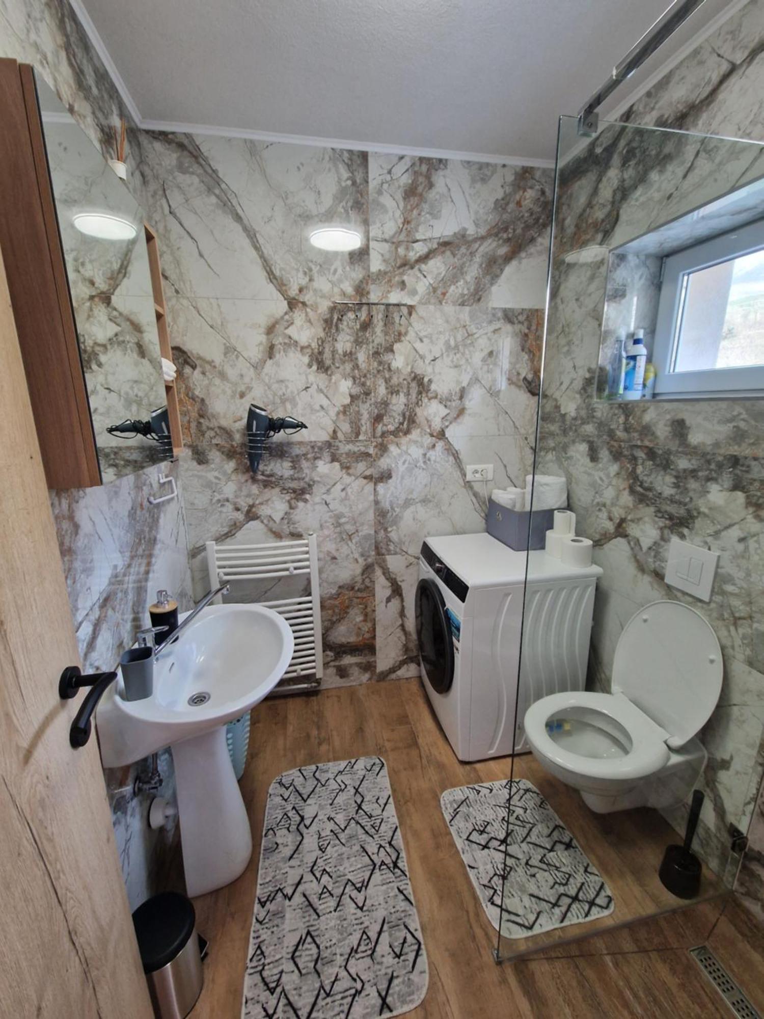 Apartma-Sobe Lejla Vipava Esterno foto